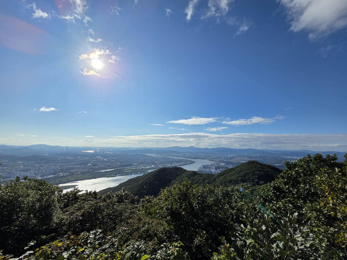 산 정상에서 내려다본 강과 도시